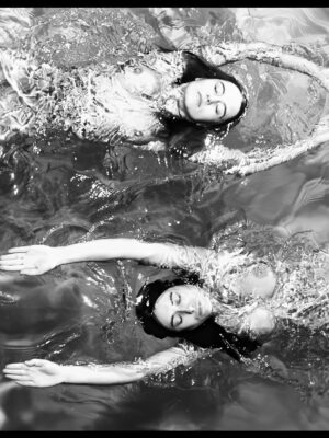 "Blue Swimming Opposite" noir et blanc, Carte postale de Michael Joseph