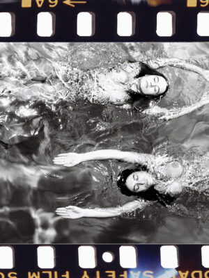 "Swimming Opposite" noir et blanc, Carte postale de Michael Joseph