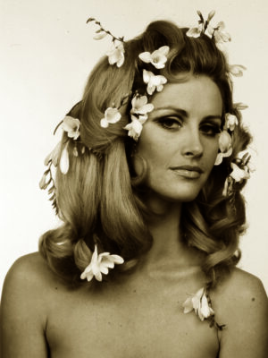 Flowers in Hair, Into Camera - Collection Solo Power, Londres des années 60 par Michael Joseph