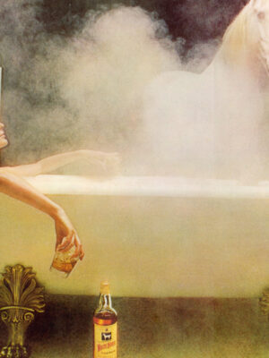 White Horse girl in bath, Magnet femme dans baignoire avec cheval et verre de whisky, photo par Michael Joseph