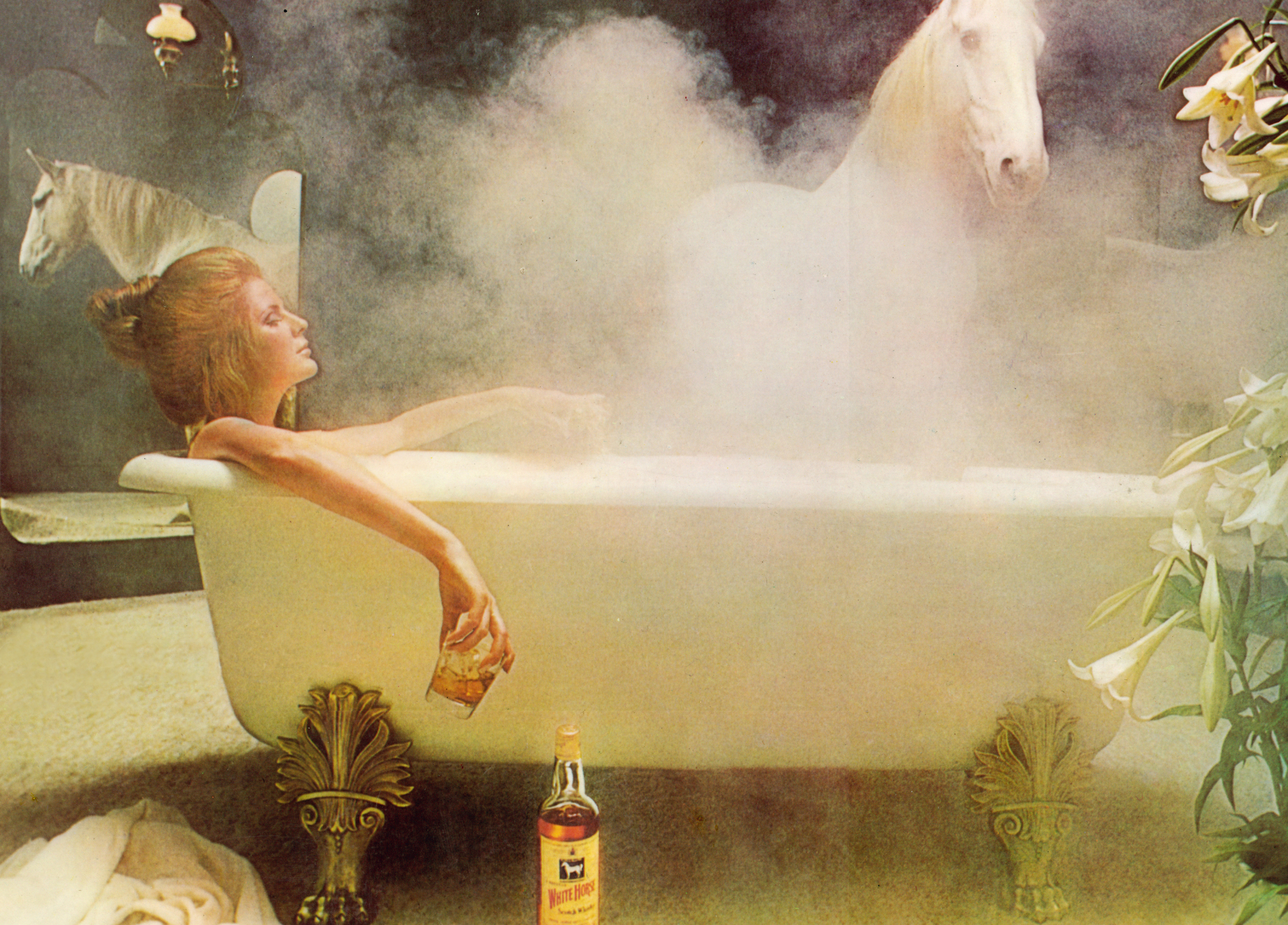 White Horse girl in bath, Magnet femme dans baignoire avec cheval et verre de whisky, photo par Michael Joseph