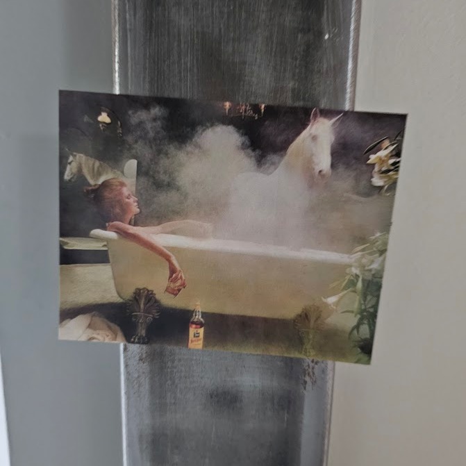 White Horse girl in bath, Magnet femme dans baignoire avec cheval et verre de whisky, photo par Michael Joseph – Image 3