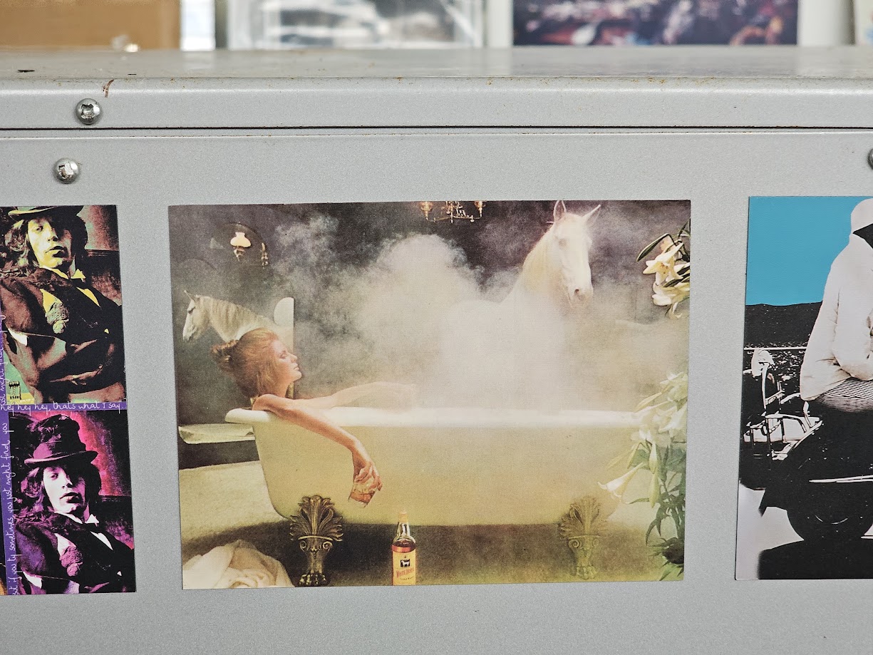 White Horse girl in bath, Magnet femme dans baignoire avec cheval et verre de whisky, photo par Michael Joseph – Image 4
