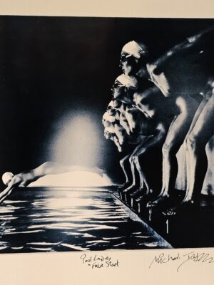 Photo-Finish - faux départ - Pool Ladies de US Playboy entretient - affiche vintage par Michael Joseph