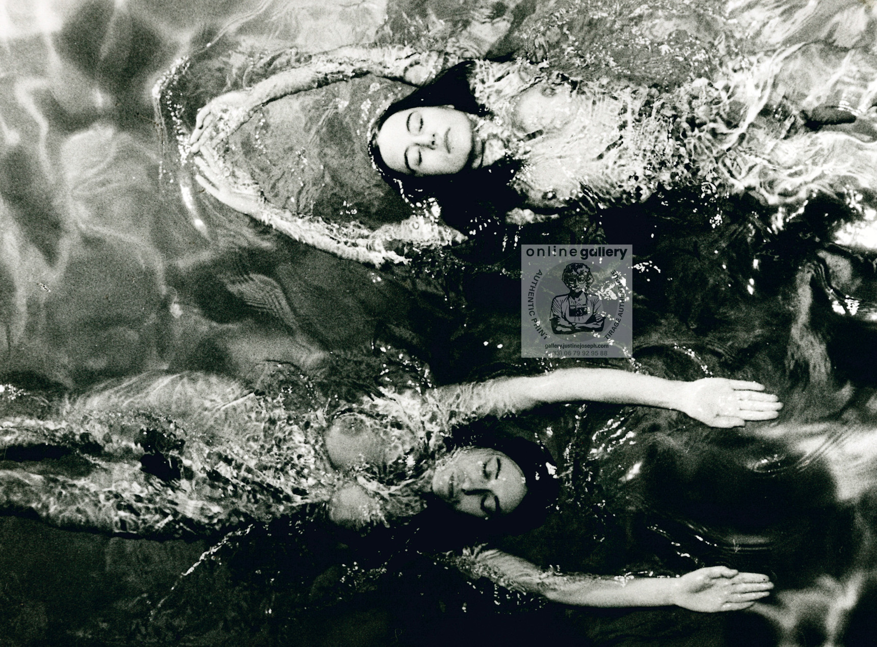 Nageuses opposées, affiche de la série "Pool ladies", deux baigneuses en noir et blanc par Michael Joseph – Image 6