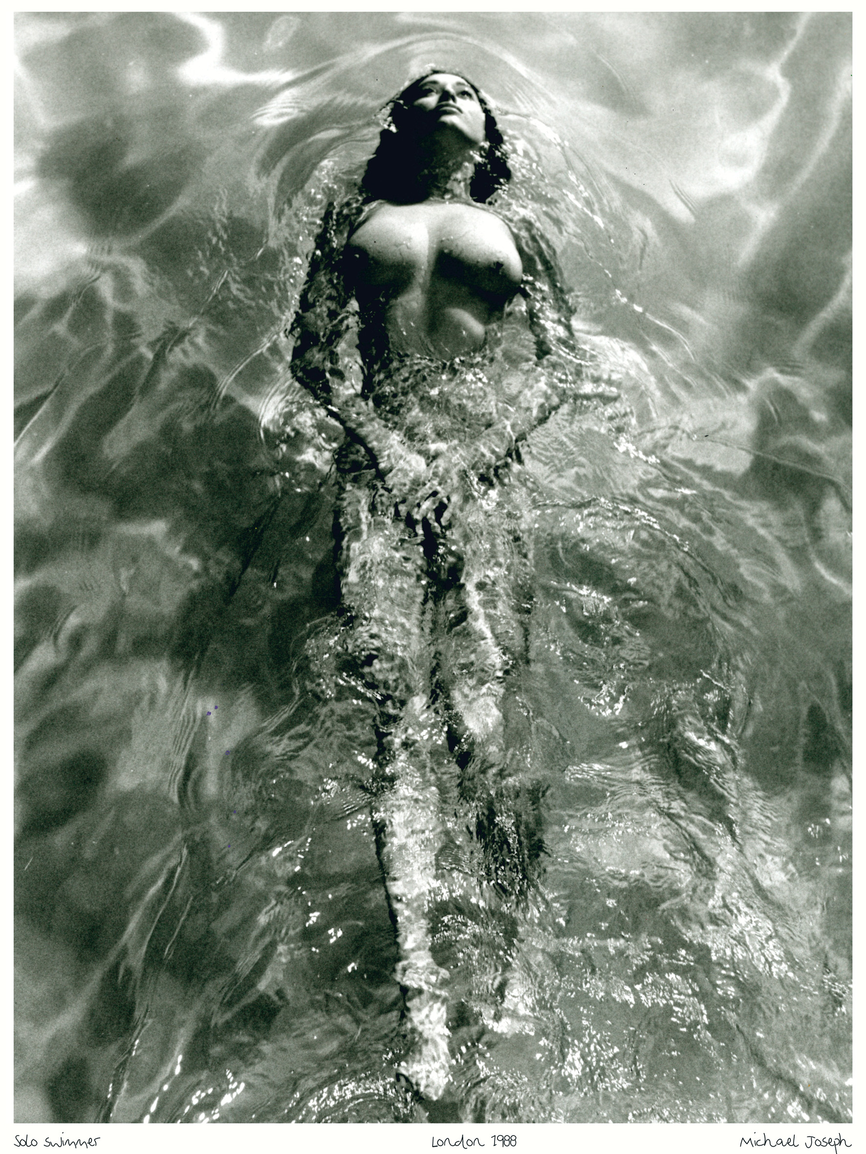 Nageuse solitaire, affiche - issue de la série Playboy Pool Ladies, Clapham, années 1980, Solo Swimmer par Michael Joseph
