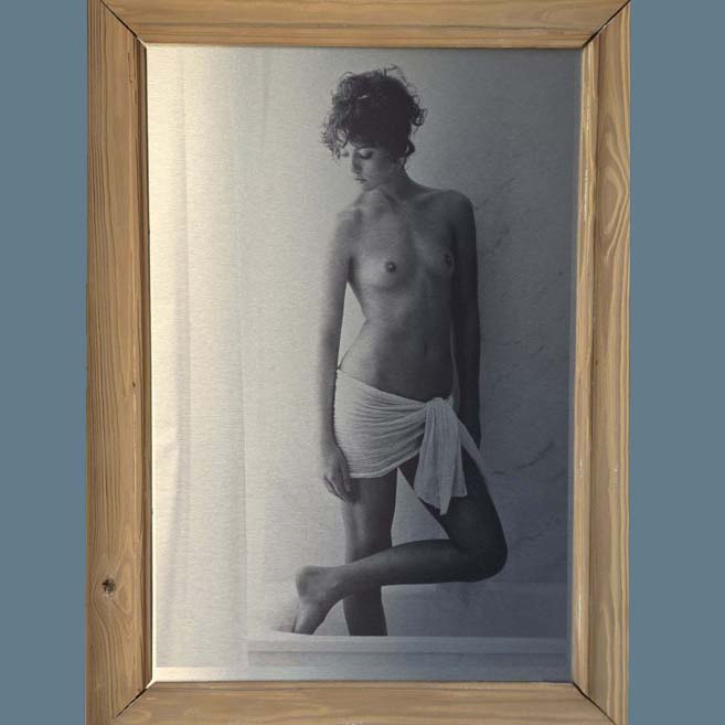 Nivea – Vue de face, en noir et blanc sur aluminium, Photographie encadrée par Michael Joseph