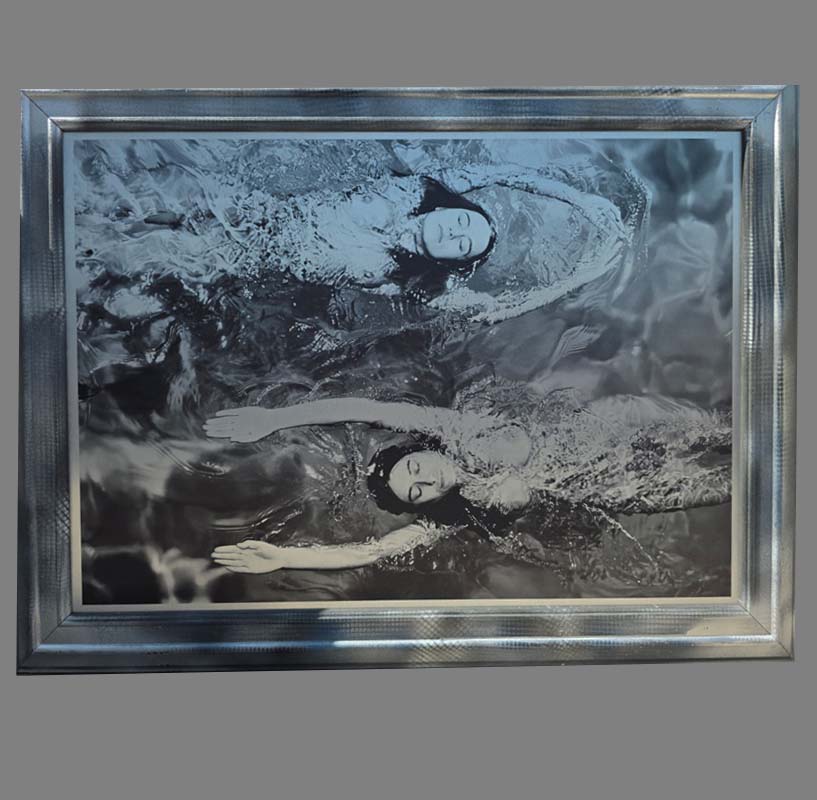 Swimming Opposite, Tirage sur aluminium encadré, série Baigneuses par Michael Joseph – Image 3