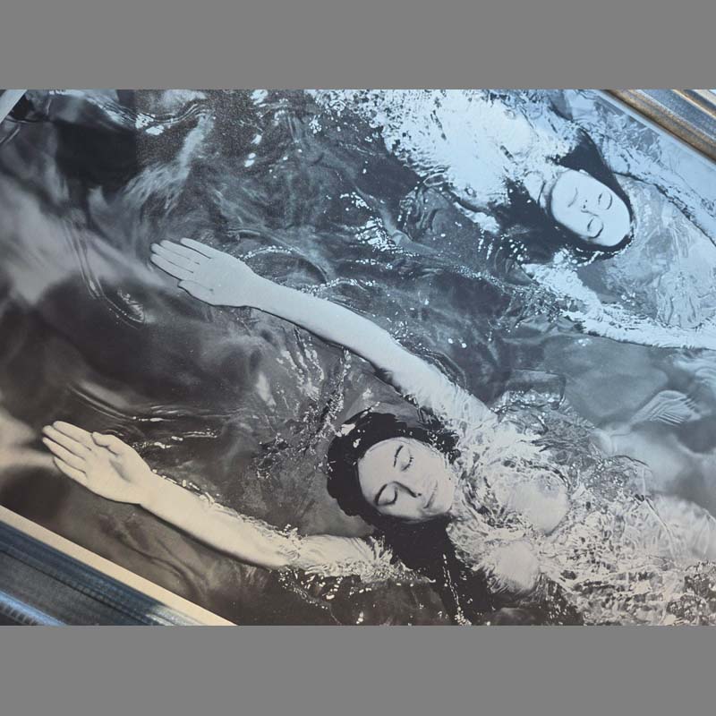 Swimming Opposite, Tirage sur aluminium encadré, série Baigneuses par Michael Joseph – Image 5