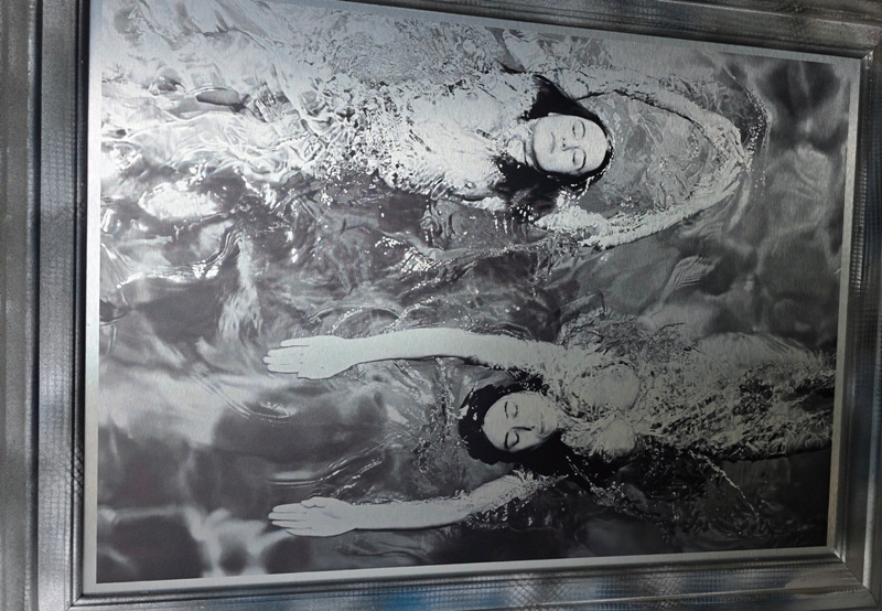 Swimming Opposite, Tirage sur aluminium encadré, série Baigneuses par Michael Joseph – Image 2