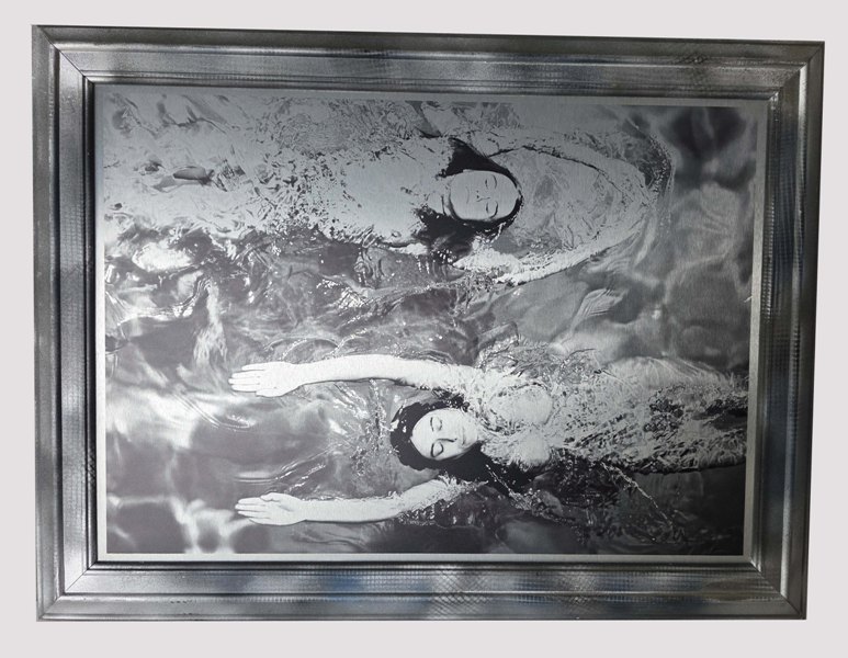 Swimming Opposite, Tirage sur aluminium encadré, série Baigneuses par Michael Joseph