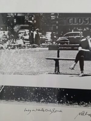 Johannesburg – Femme sur un banc réservé aux Blancs, par Michael Joseph