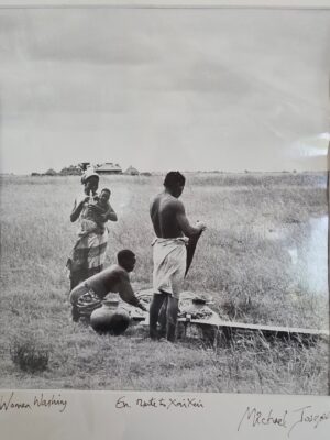 Femmes lavant leur linge en route vers Xaixai, par Michael Joseph