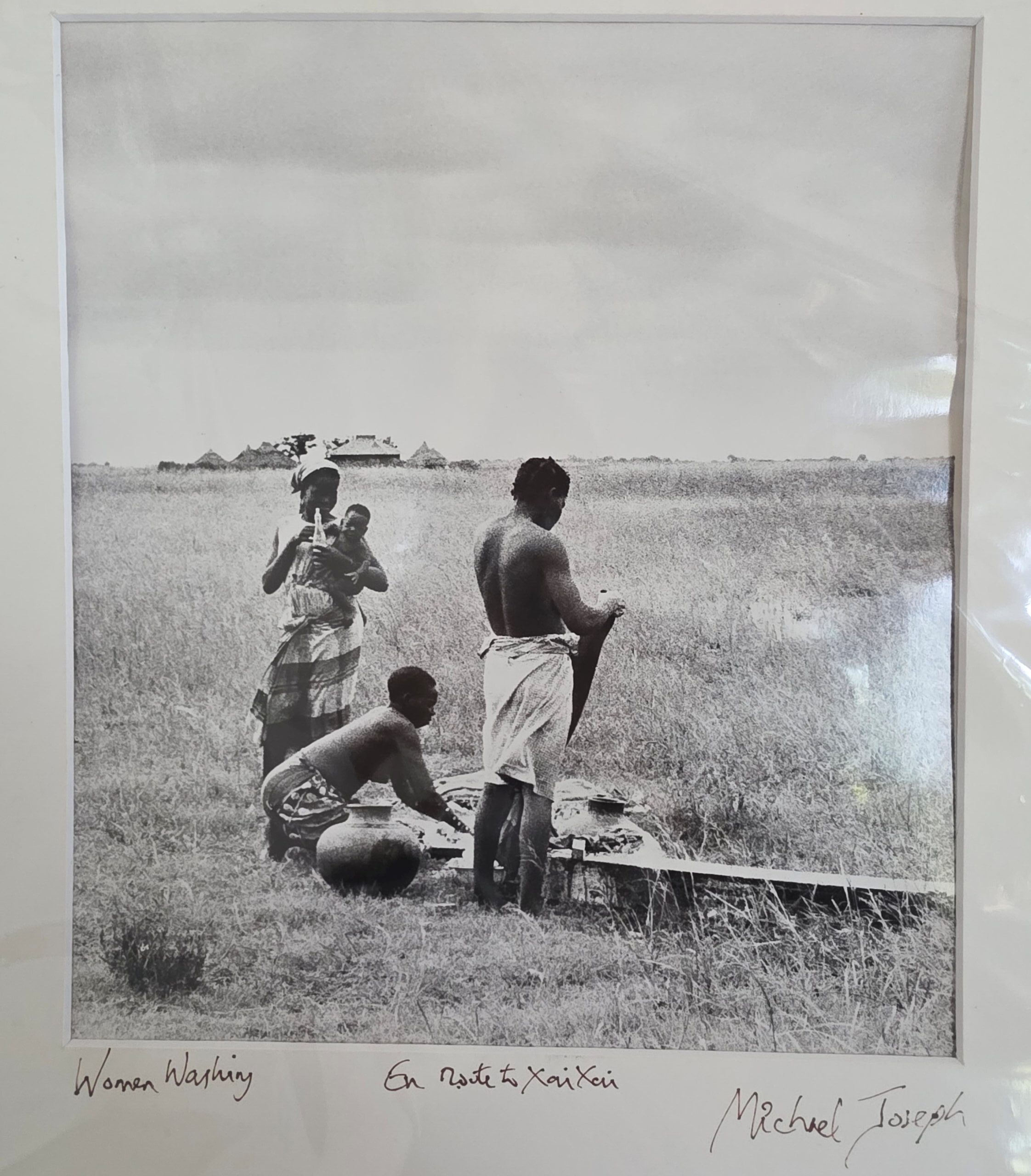 Femmes lavant leur linge en route vers Xaixai, par Michael Joseph