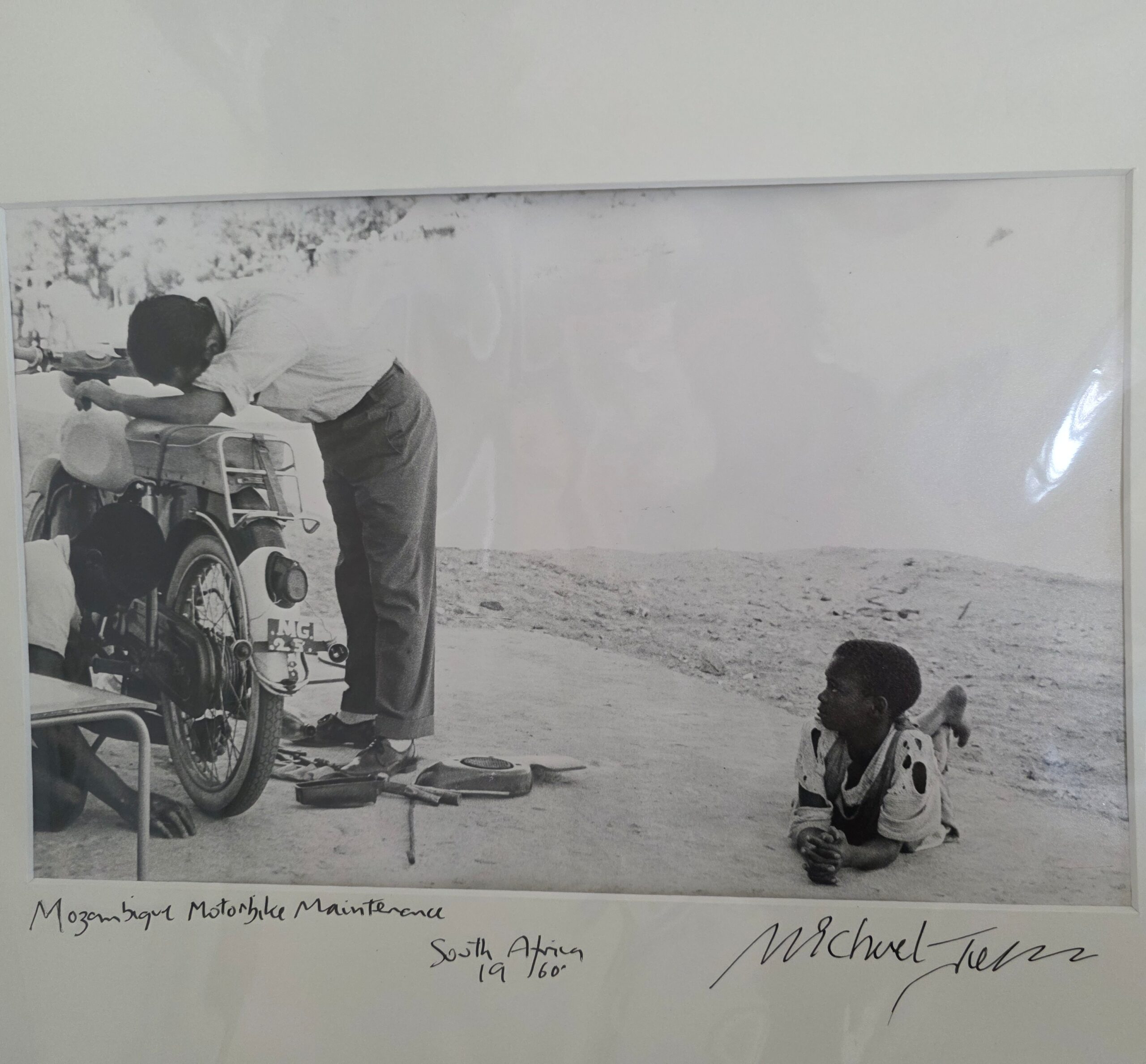 Entretien d'une moto – Mozambique, Photographie de Michael Joseph