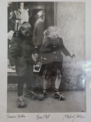 Enfants aux patins à Paris années soixante - Photographie de Michael Joseph