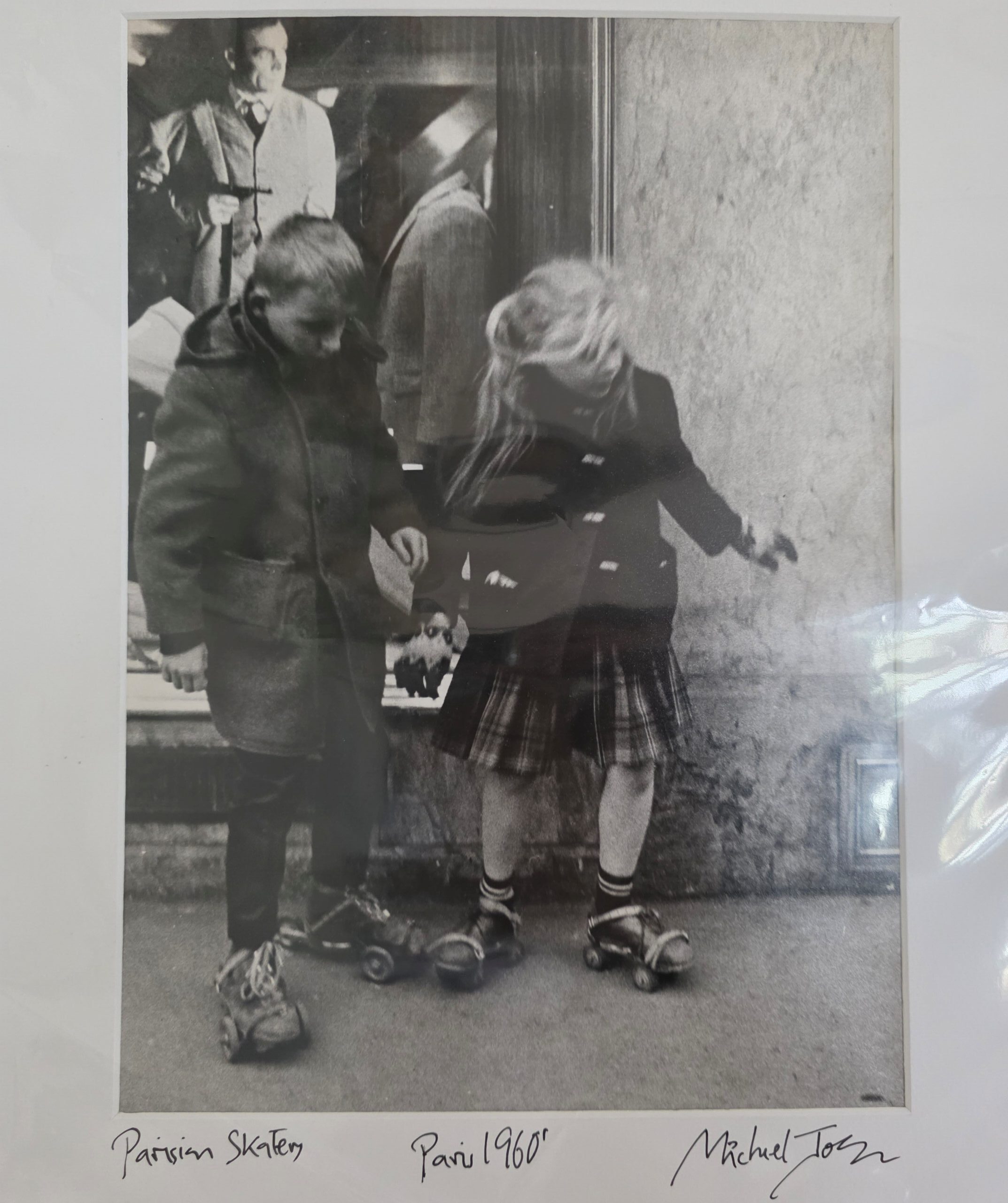 Enfants aux patins à Paris années soixante - Photographie de Michael Joseph