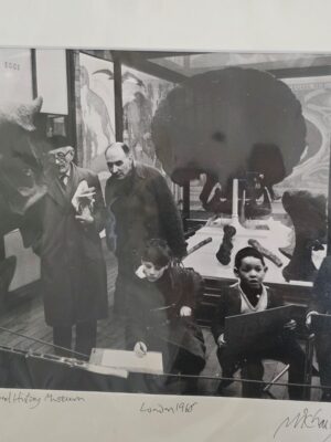 Enfants au musée Naturel Histoire de Londres, années soixante par Michael Joseph