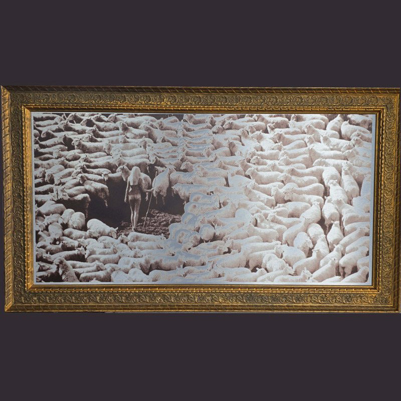 Nude in Sheep, Tirage artistique coloris brun sur aluminium, photo par Michael Joseph, dans cadre couleur doré – Image 2