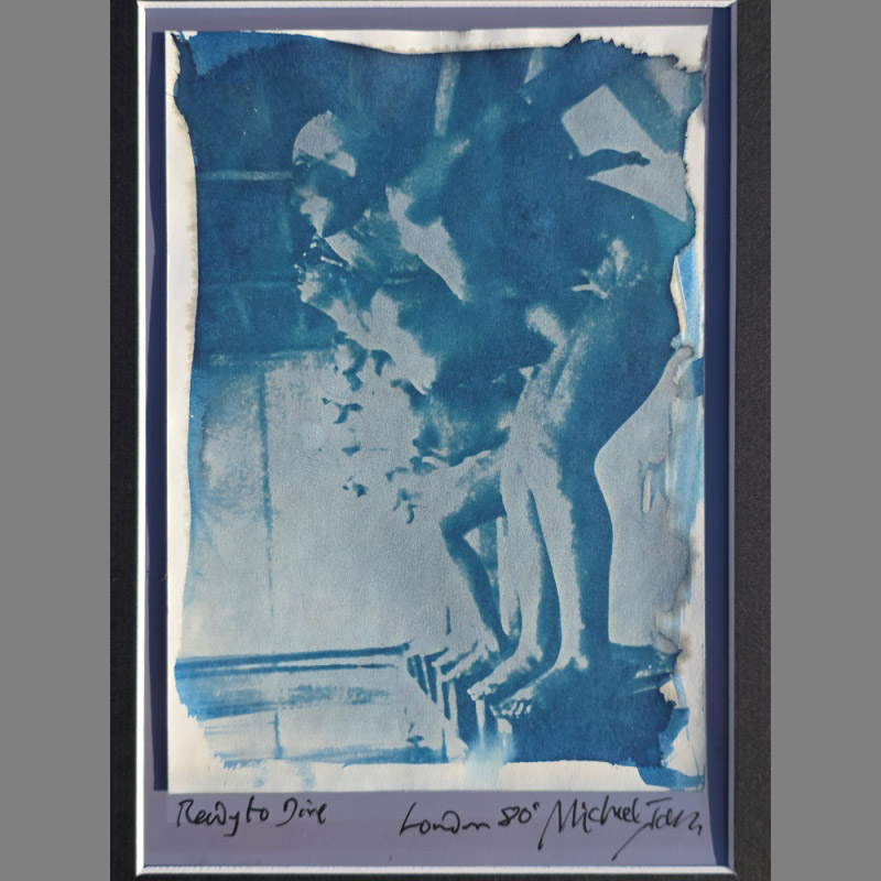 Prêtes à plonger – cyanotype (présenté sous passe-partout blanc ultra) – séance photo « Pool Ladies » par Michael Joseph – Image 2