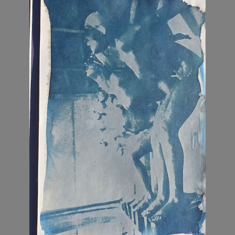 Prêtes à plonger – cyanotype (présenté sous passe-partout blanc ultra) – séance photo « Pool Ladies » par Michael Joseph – Image 5
