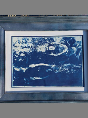 Nageuses opposées encadrées, cyanotype série Baigneuses par Michael Joseph
