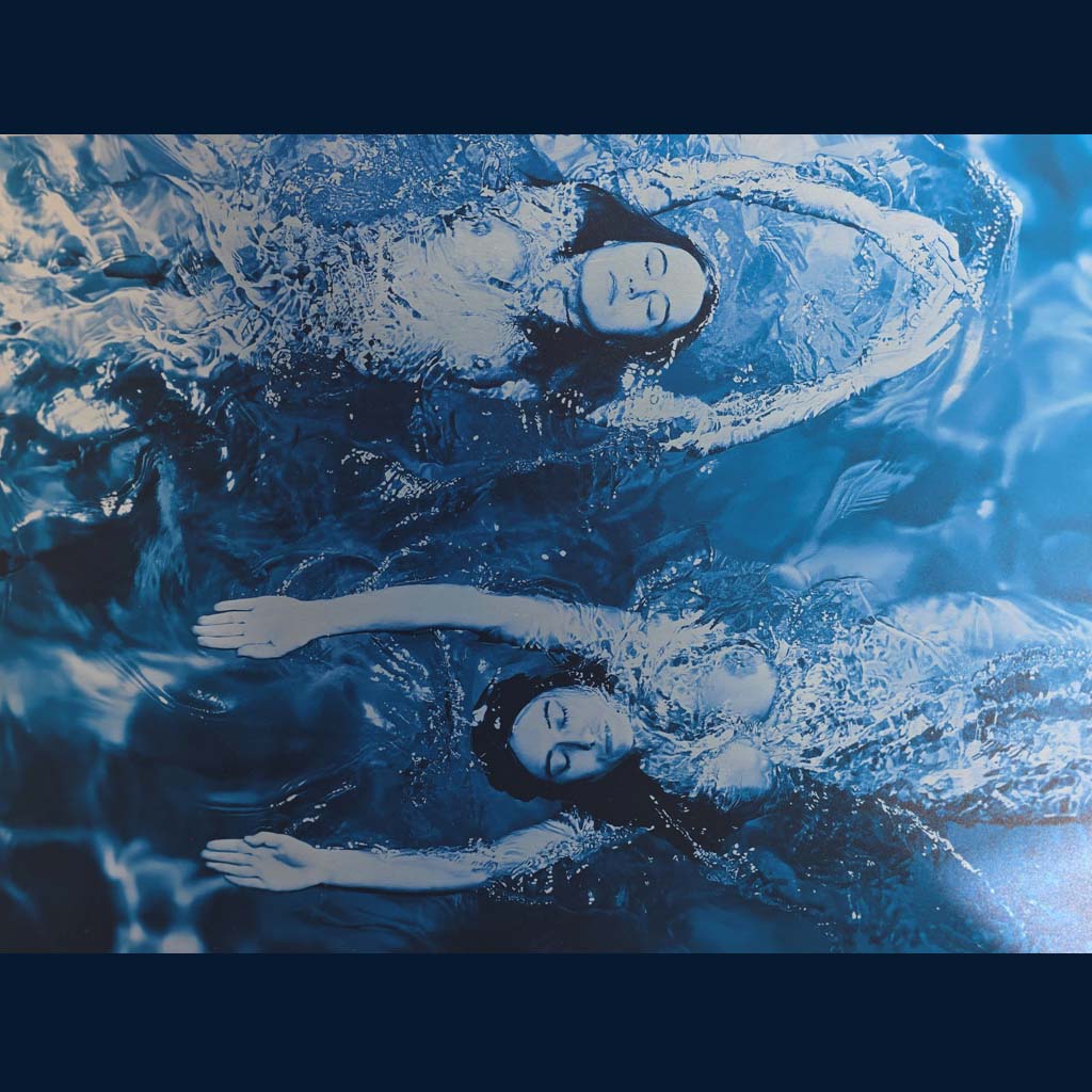 Swimming Opposite, en Bleu - Tirage sur aluminium encadré, série Baigneuses par Michael Joseph – Image 7