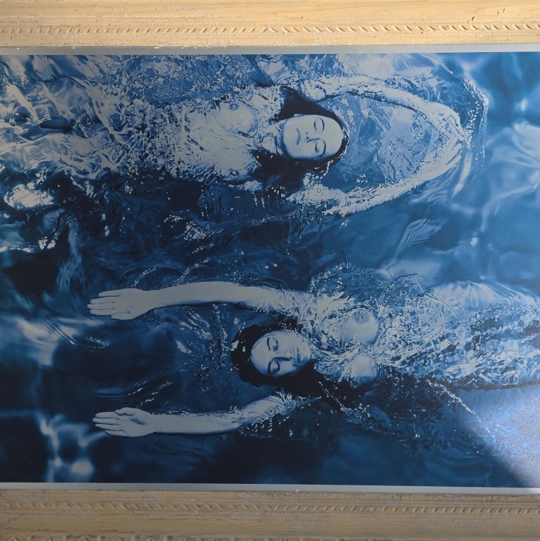 Swimming Opposite, en Bleu - Tirage sur aluminium encadré, série Baigneuses par Michael Joseph – Image 2