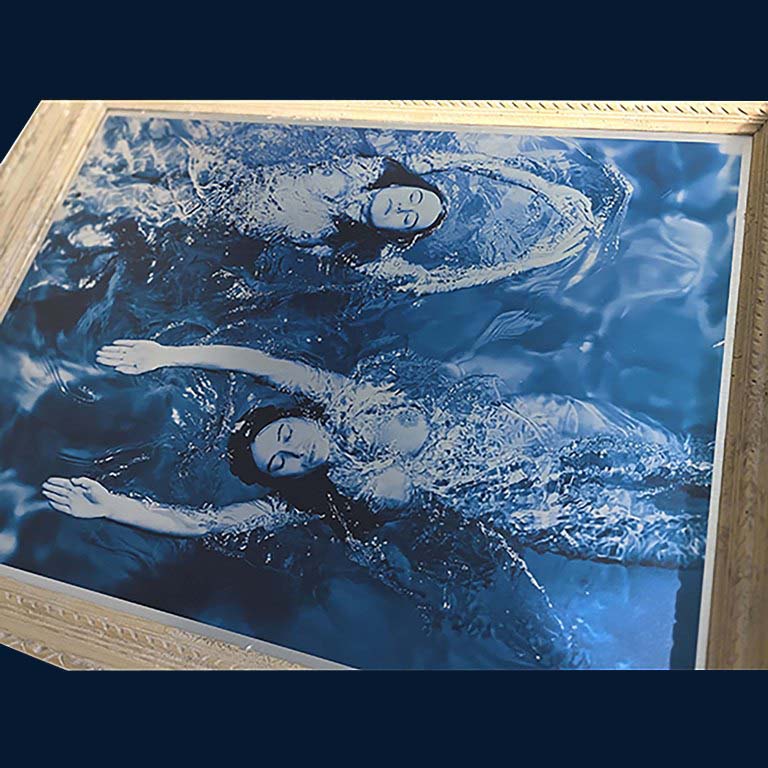 Swimming Opposite, en Bleu - Tirage sur aluminium encadré, série Baigneuses par Michael Joseph – Image 3