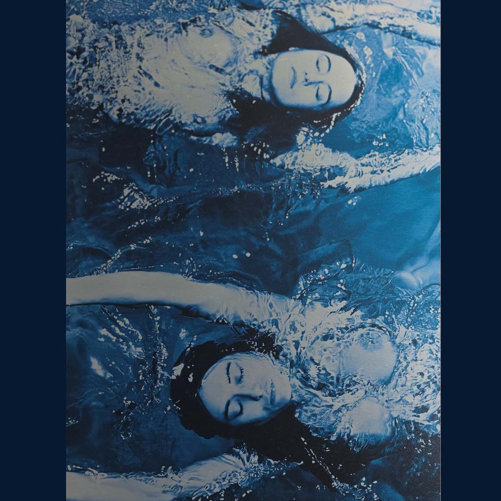 Swimming Opposite, en Bleu - Tirage sur aluminium encadré, série Baigneuses par Michael Joseph – Image 5