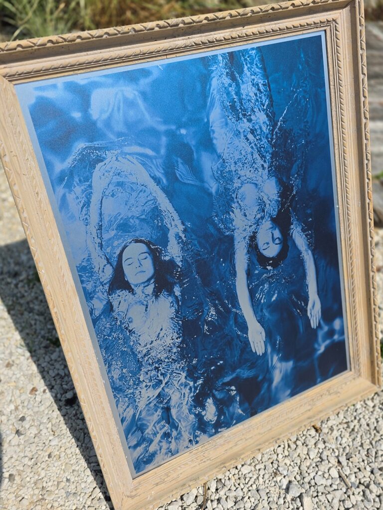 Swimming Opposite, en Bleu - Tirage sur aluminium encadré, série Baigneuses par Michael Joseph – Image 4