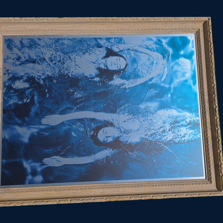 Swimming Opposite, en Bleu - Tirage sur aluminium encadré, série Baigneuses par Michael Joseph – Image 6
