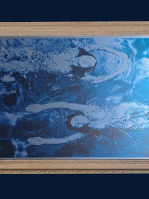 Swimming Opposite, en Bleu - Tirage sur aluminium encadré, série Baigneuses par Michael Joseph