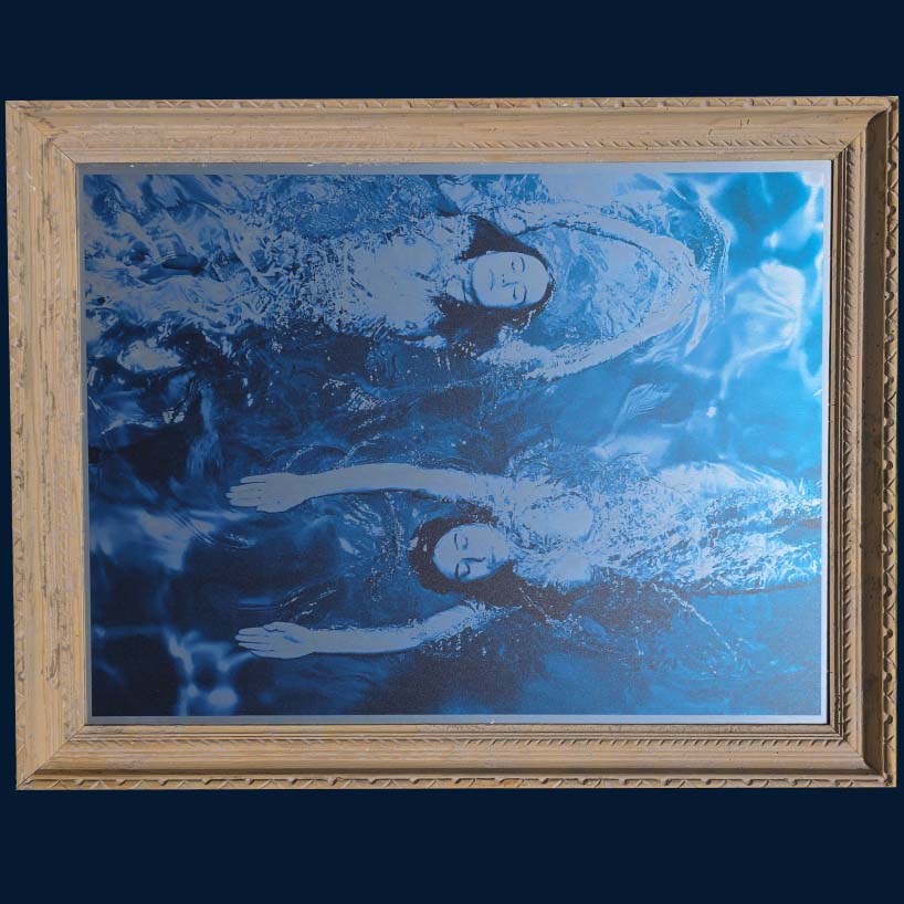 Swimming Opposite, en Bleu - Tirage sur aluminium encadré, série Baigneuses par Michael Joseph