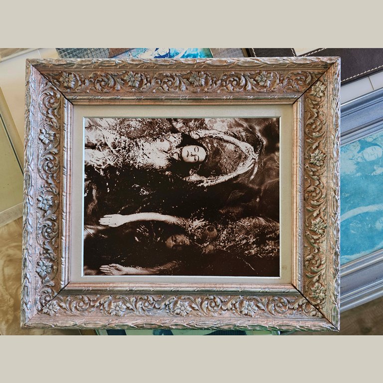 Swimming Opposite, lumen encadré, une vision éphémère des Baigneuses de Michael Joseph