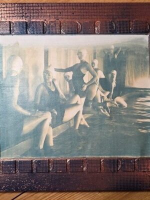 Baigneuses Bavardes, cyanotype encadré, de la série Pool ladies, par Michael Joseph