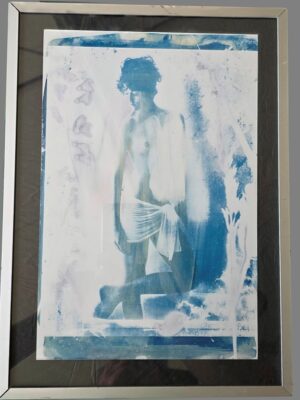 Nivea frontal, cyanotype "coups de pinceau" encadré - séance photo «Now in tubs » par Michael Joseph