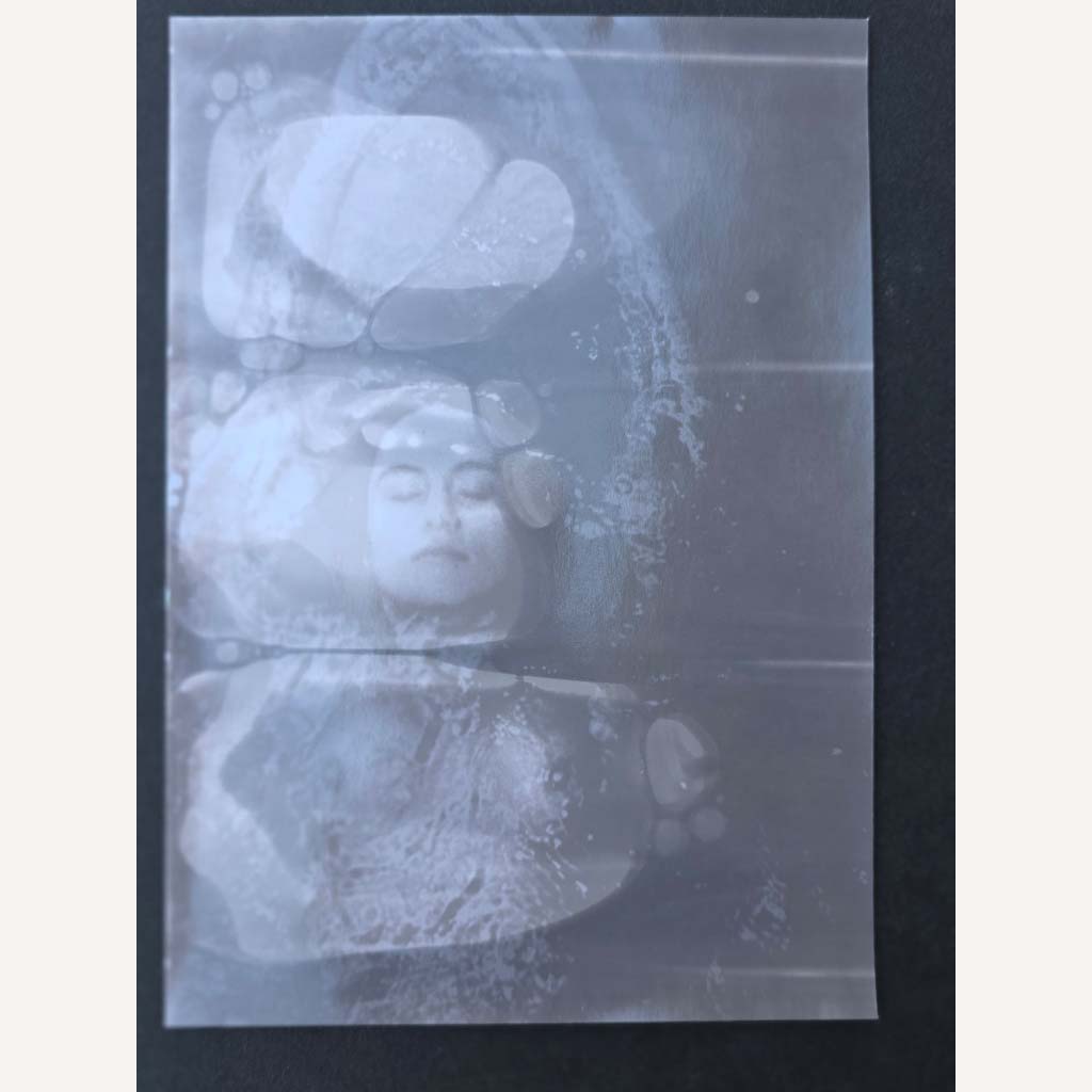 Visage nageuse flottante, bulles - petit lumen, série baigneuses par Michael Joseph
