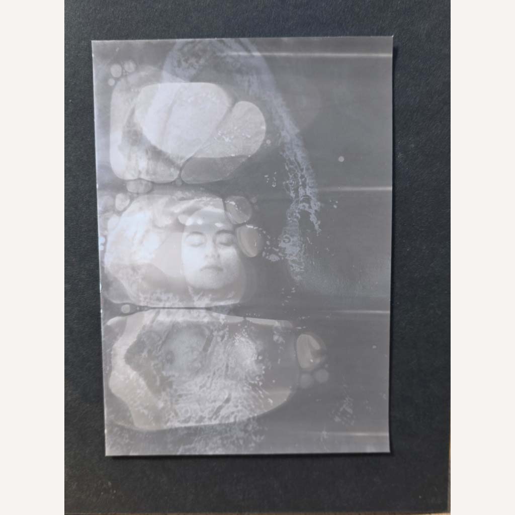 Visage nageuse flottante, bulles - petit lumen, série baigneuses par Michael Joseph – Image 2