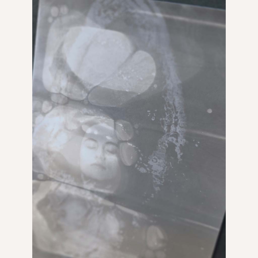 Visage nageuse flottante, bulles - petit lumen, série baigneuses par Michael Joseph – Image 4
