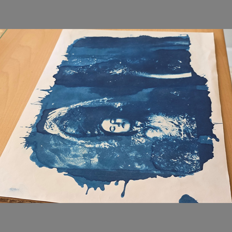 Swimming Opposite, zoom – cyanotype de la séance photo « Pool Ladies » par Michael Joseph – Image 3