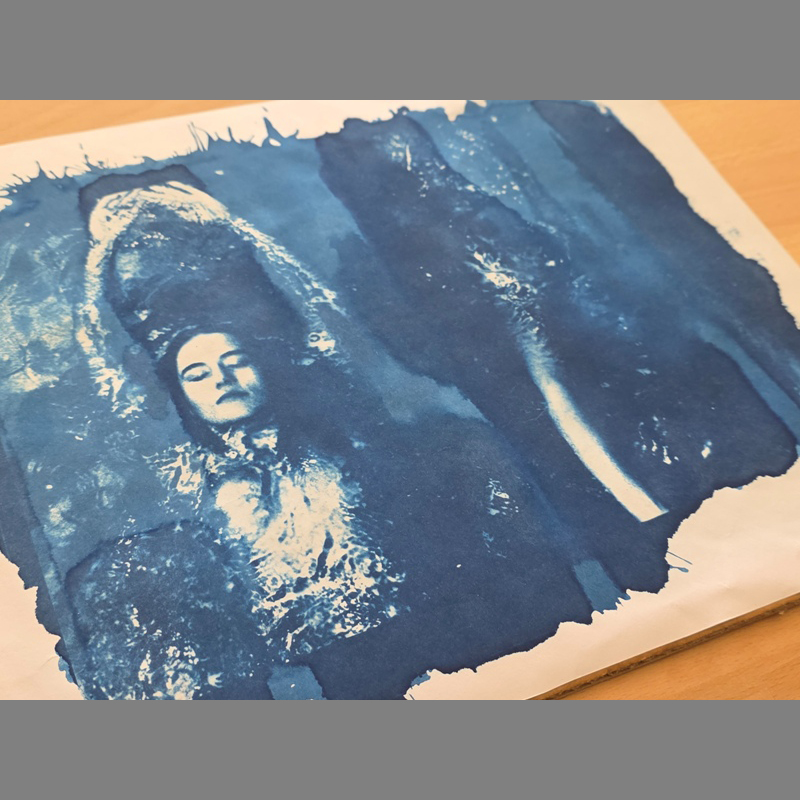 Swimming Opposite, zoom – cyanotype de la séance photo « Pool Ladies » par Michael Joseph – Image 4
