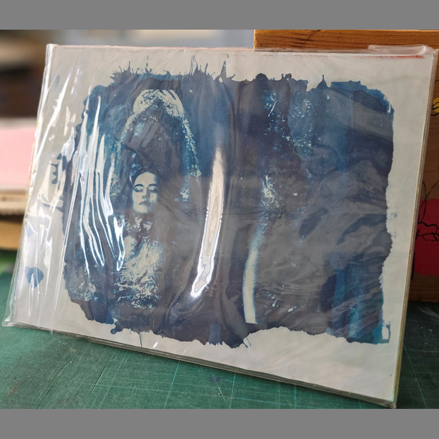 Swimming Opposite, zoom – cyanotype de la séance photo « Pool Ladies » par Michael Joseph – Image 5