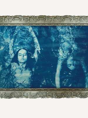 Swimming Opposite très turquoise - cyanotype cadre vintage patine argentée - baigneuses par Michael Joseph