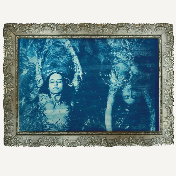 Swimming Opposite très turquoise - cyanotype cadre vintage patine argentée - baigneuses par Michael Joseph