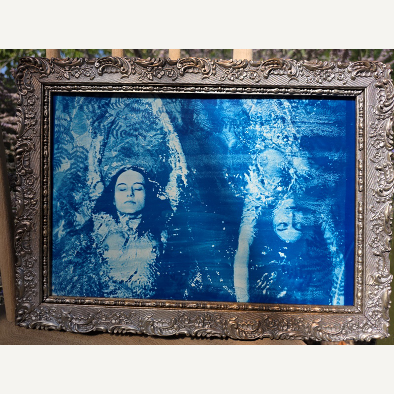Swimming Opposite très turquoise - cyanotype cadre vintage patine argentée - baigneuses par Michael Joseph – Image 2