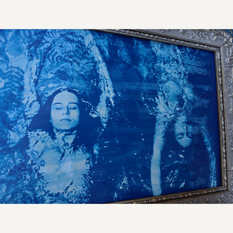 Swimming Opposite très turquoise - cyanotype cadre vintage patine argentée - baigneuses par Michael Joseph – Image 3