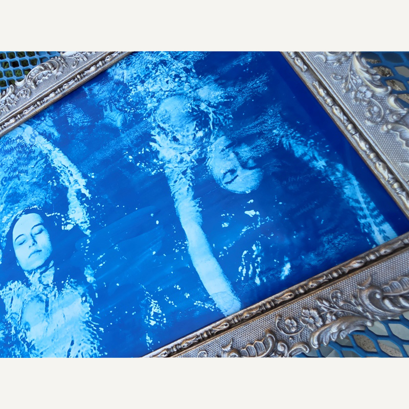 Swimming Opposite très turquoise - cyanotype cadre vintage patine argentée - baigneuses par Michael Joseph – Image 5